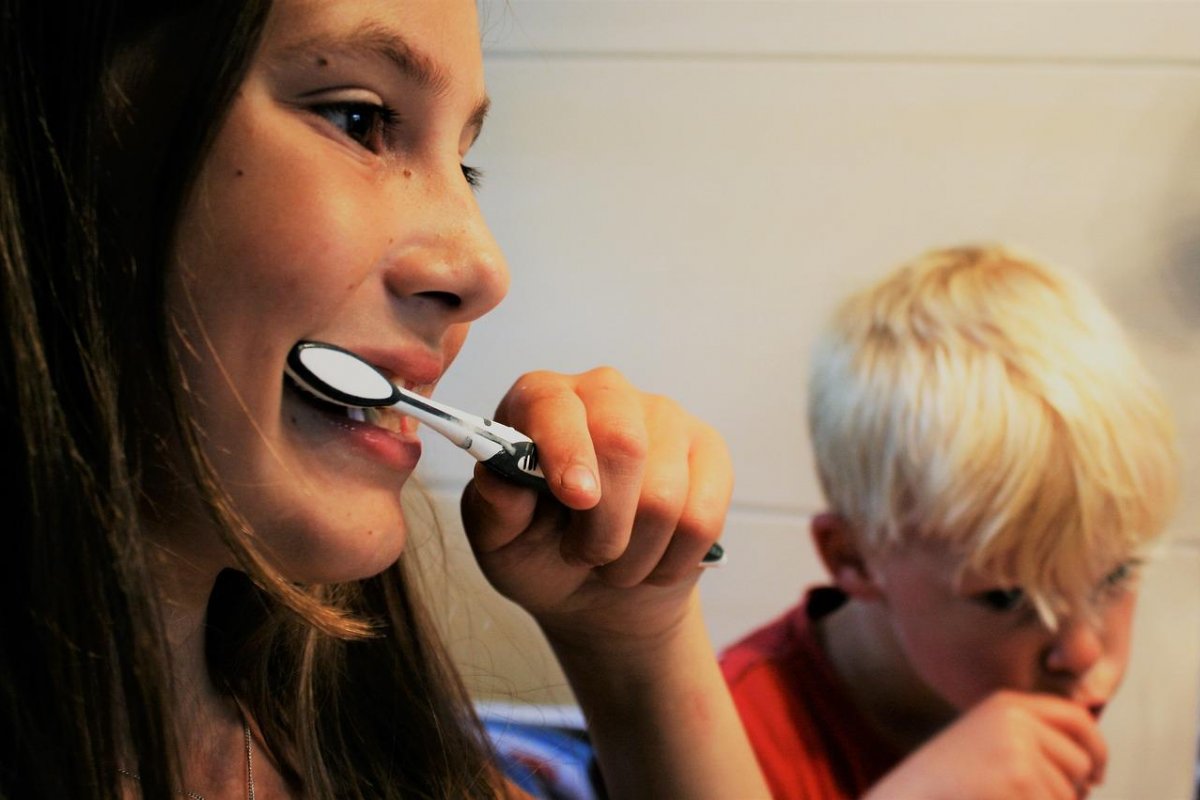 children brush their teeth