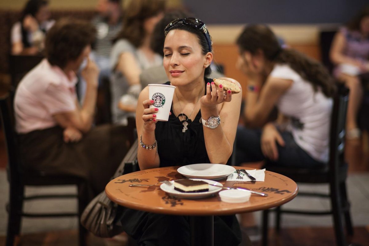 girl at the cafe table