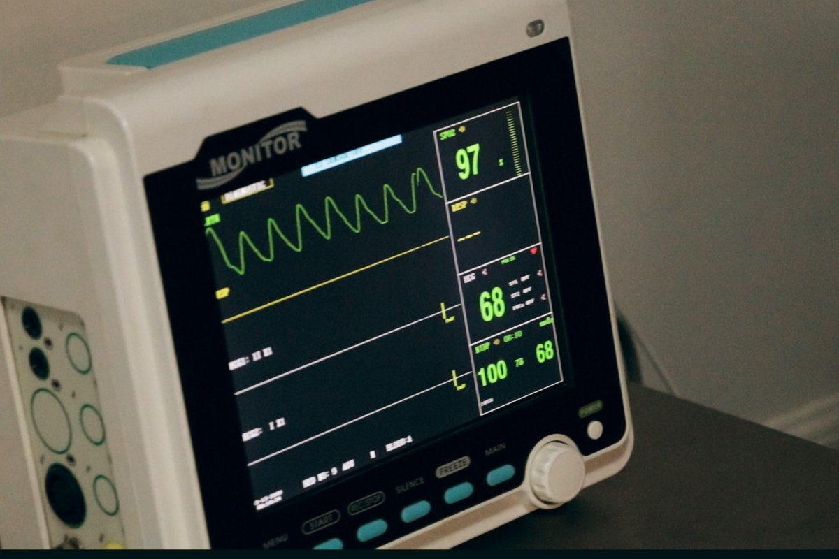 Cardiologist Varfolomeev lists the symptoms of a dangerous cardiac arrhythmia