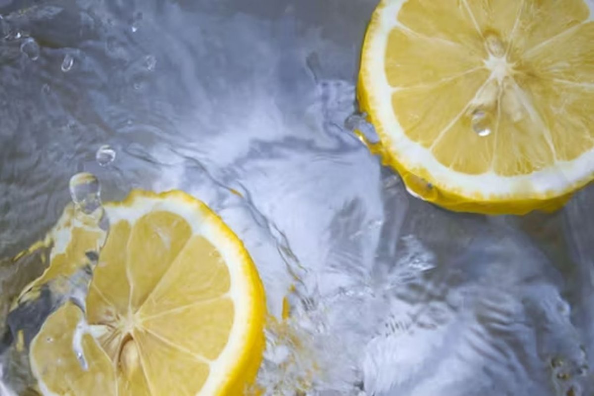 water with lemon