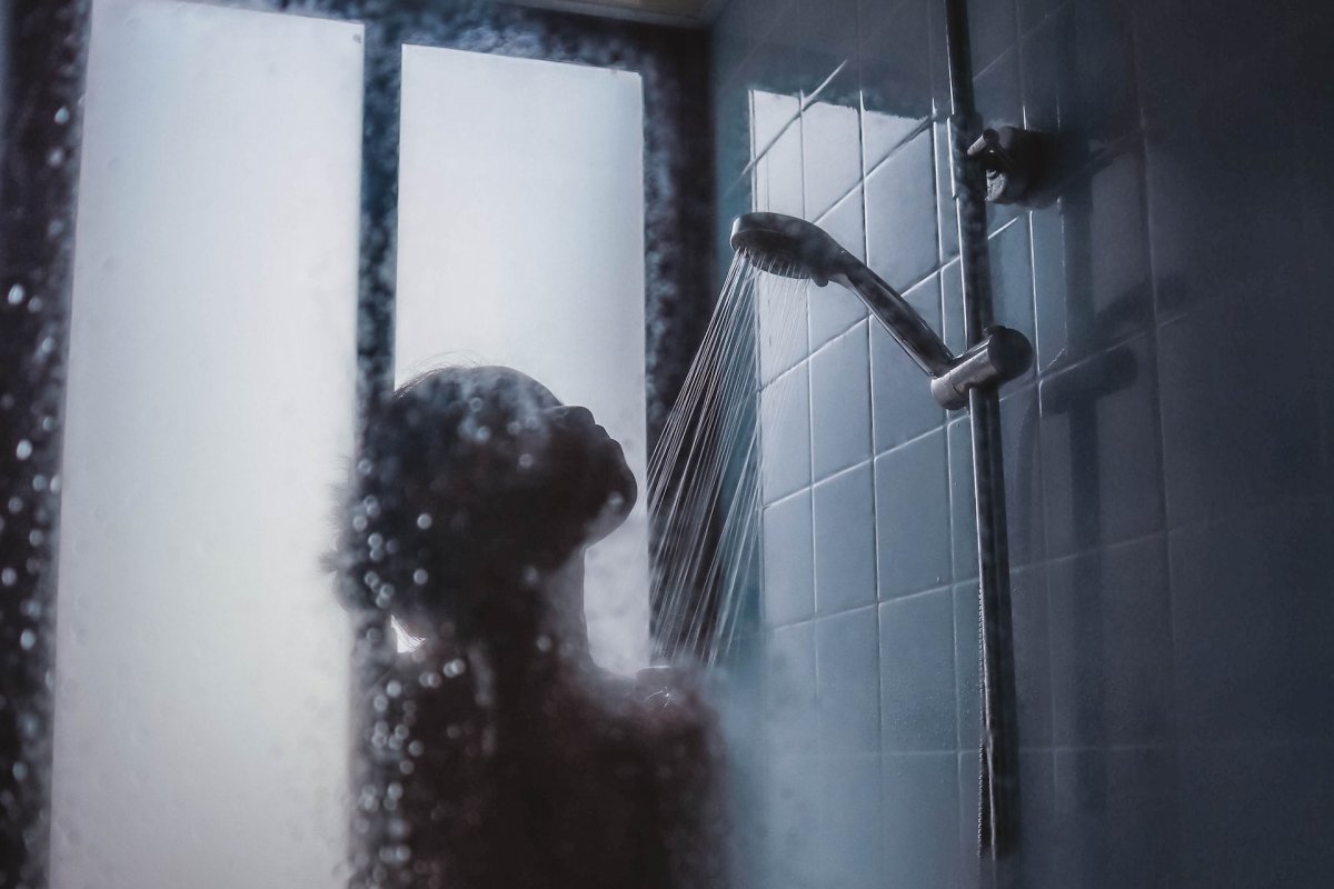 Warm, cold or contrast shower: which one is better for your health