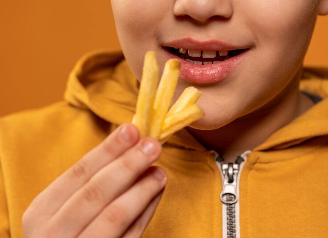 child eats French fries