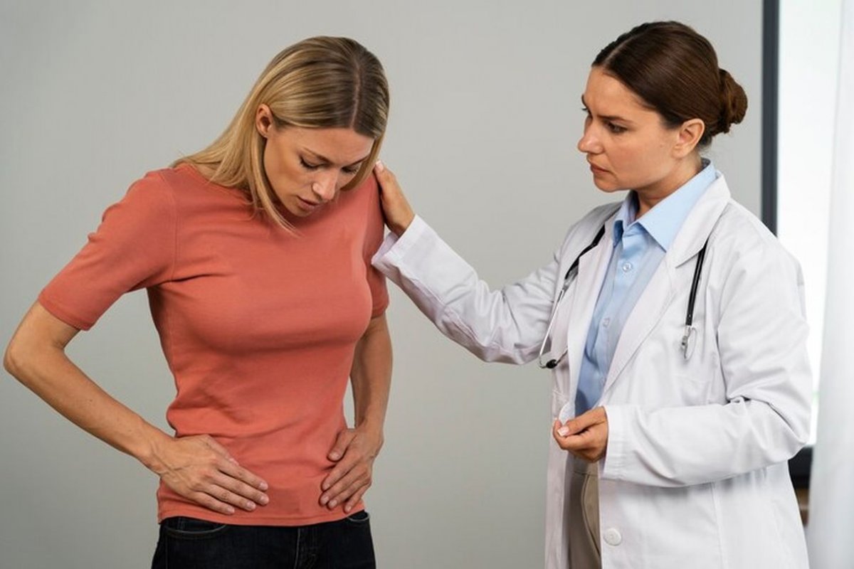 patient with abdominal pain at the doctor