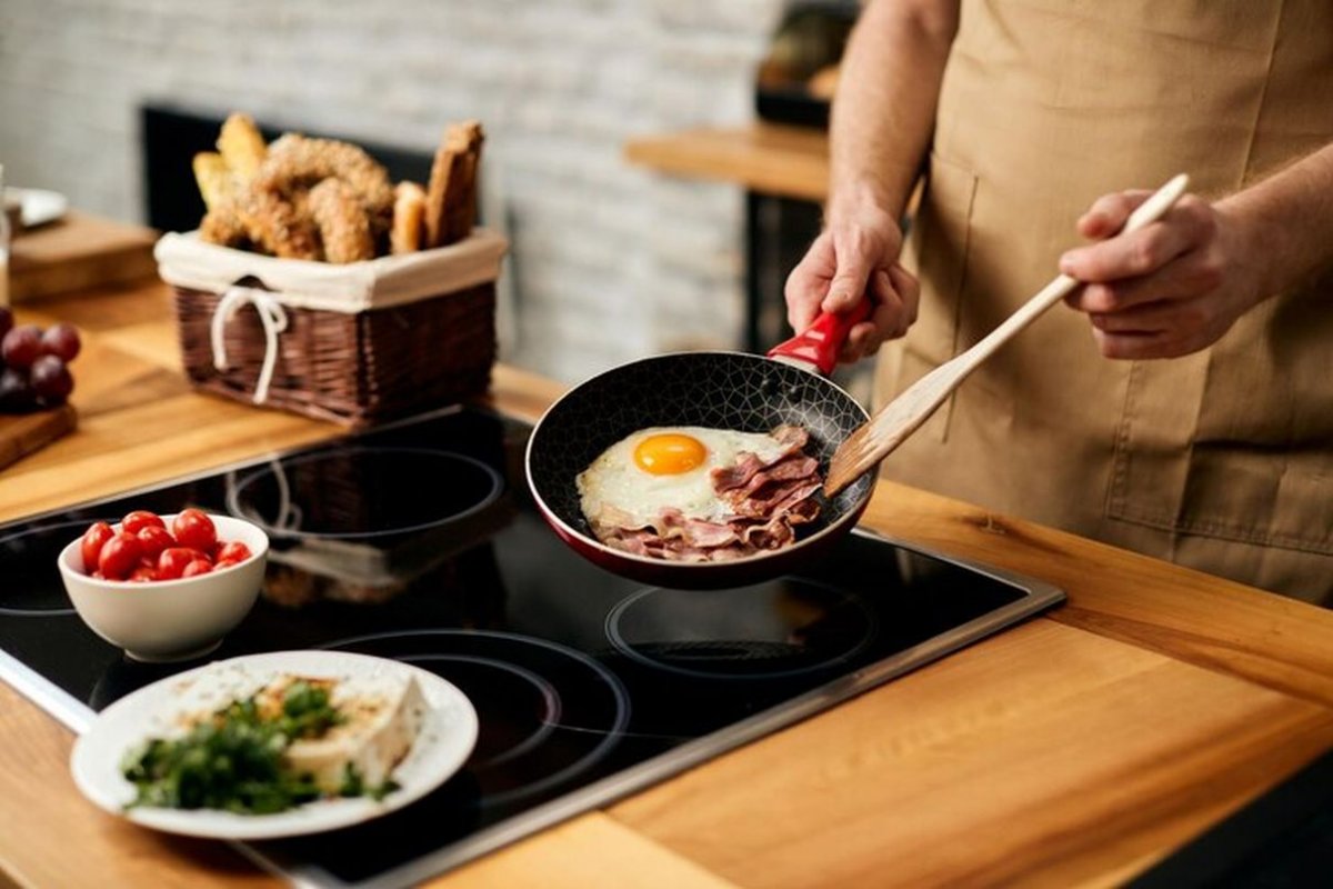 fry food in the kitchen