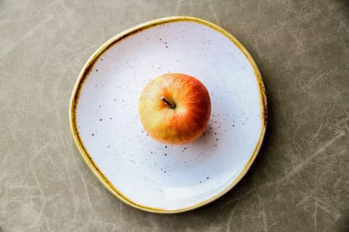 apple in a large plate